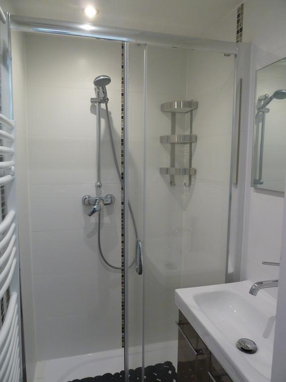 New 1 Bedroom Apt Place Garibaldi Nice Rum bild