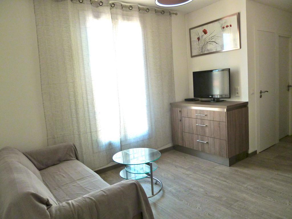 New 1 Bedroom Apt Place Garibaldi Nice Rum bild